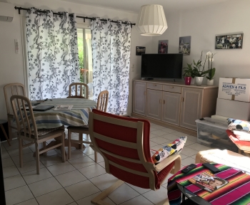 Location Appartement 3 pièces Cairanne (84290) - Dans une résidence établie en campagne.