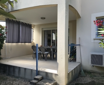 Location Appartement 3 pièces Cairanne (84290) - Dans une résidence établie en campagne.